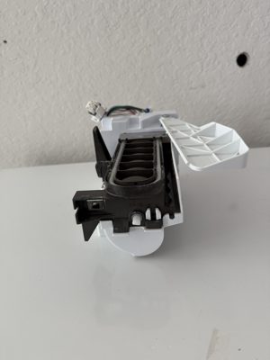 GE WG03L09517 GE Refrigerator Ice Maker Assembly WG03L09517 OEM Genuine Used Tested